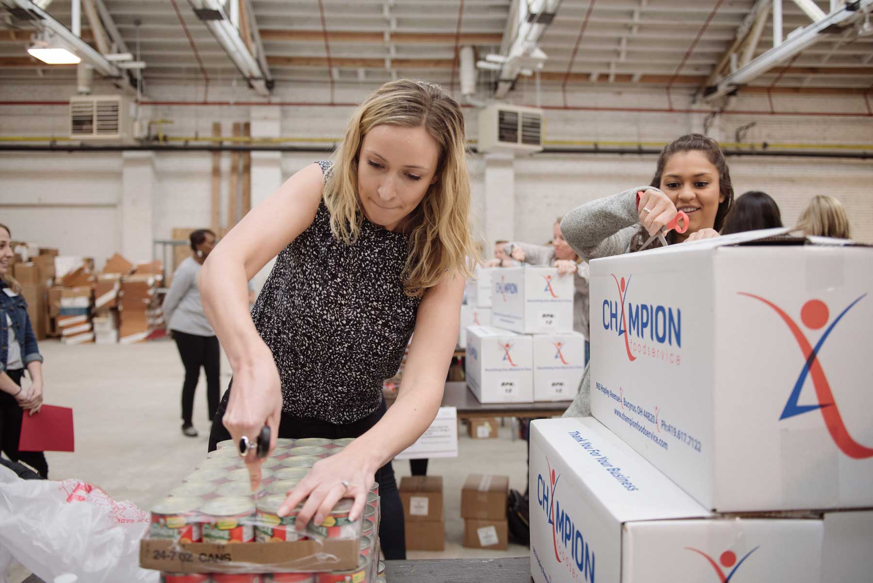 Teams Pack 1,800 Bags of Food at The Race to Feed Chicago