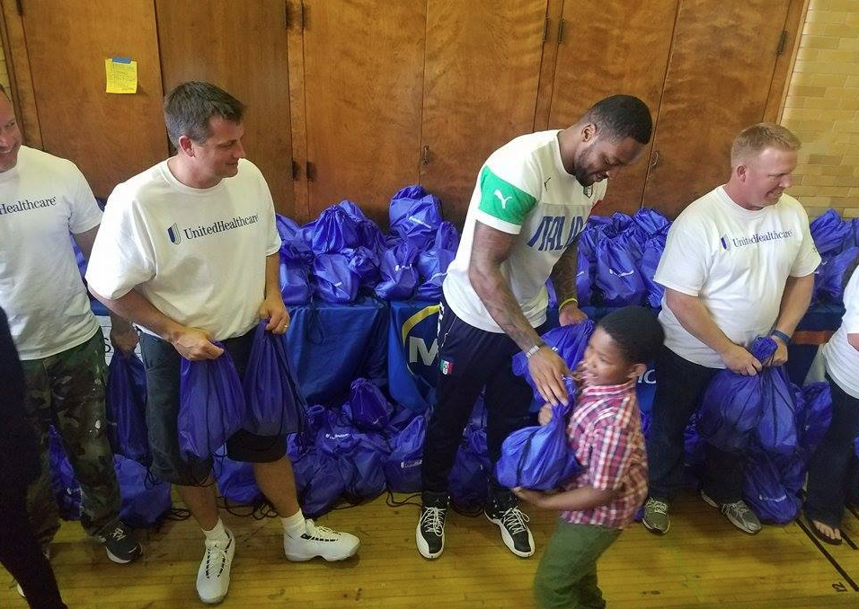 Green Bay Packer Jayrone Elliot and UnitedHealthcare Announce Second Year of Blessings in a Backpack at Milwaukee School