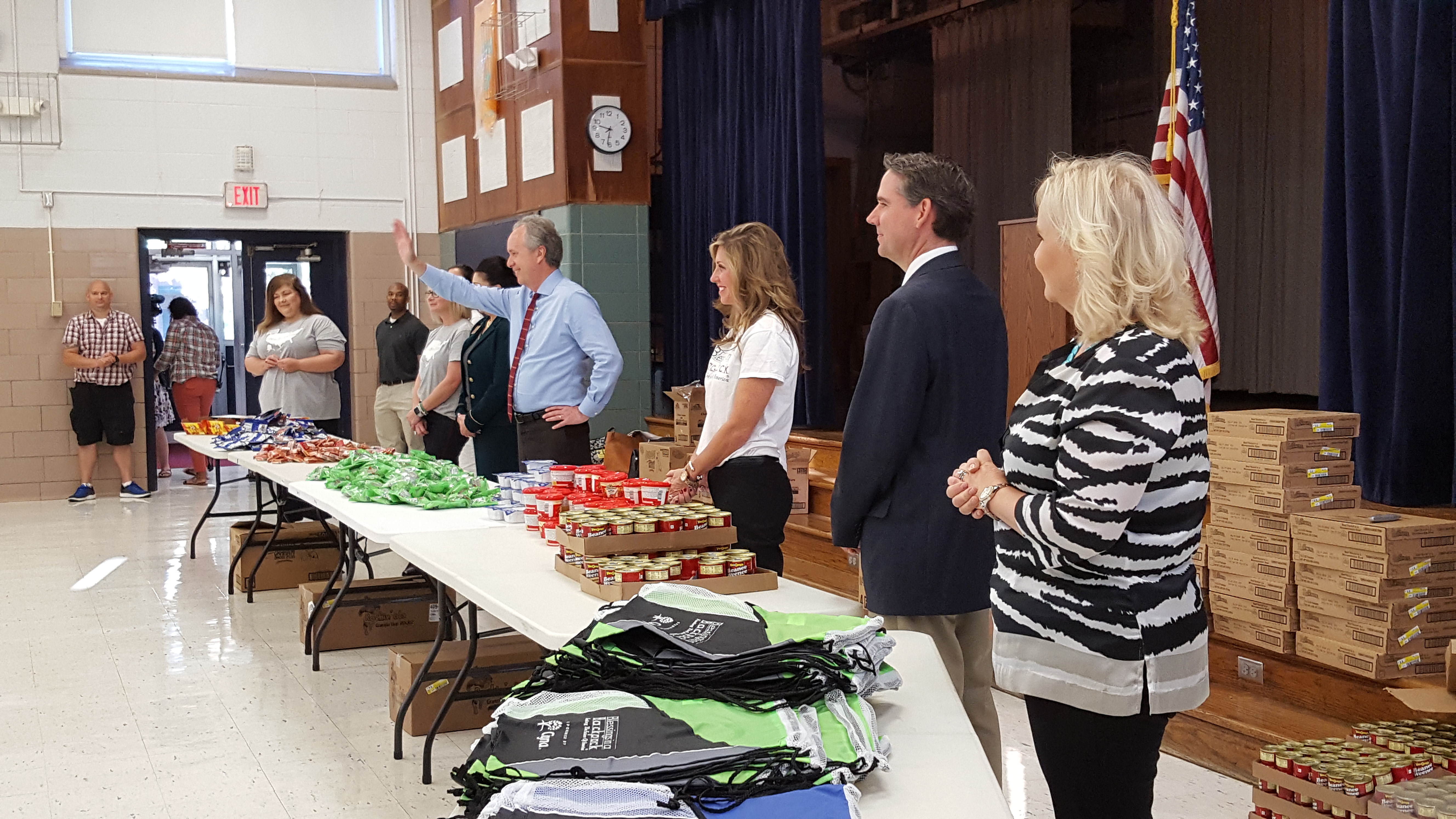 Louisville Mayor Takes Part in Blessings in a Backpack Day