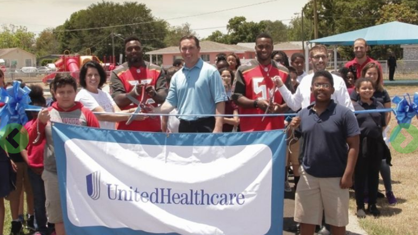 Tampa Bay Bucs Star Noah Spence and UnitedHealthcare bring Blessings in a Backpack to West Tampa Elementary