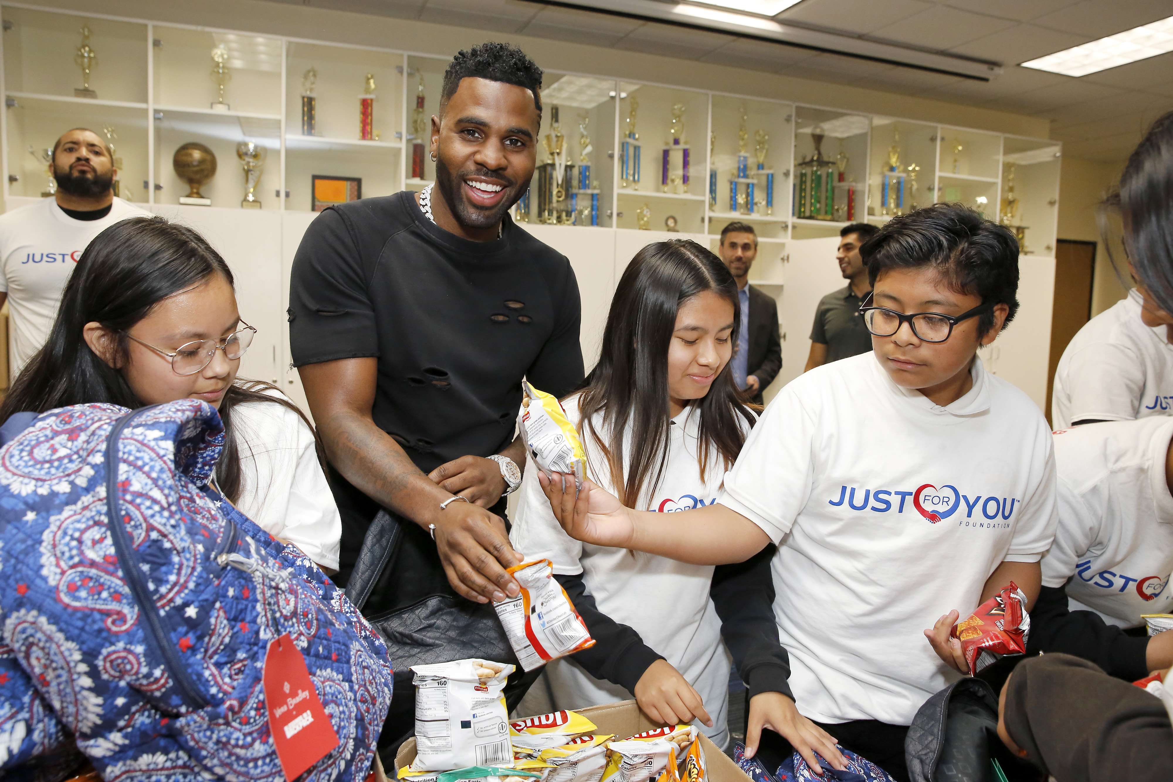 Jason Derulo packing bags of food