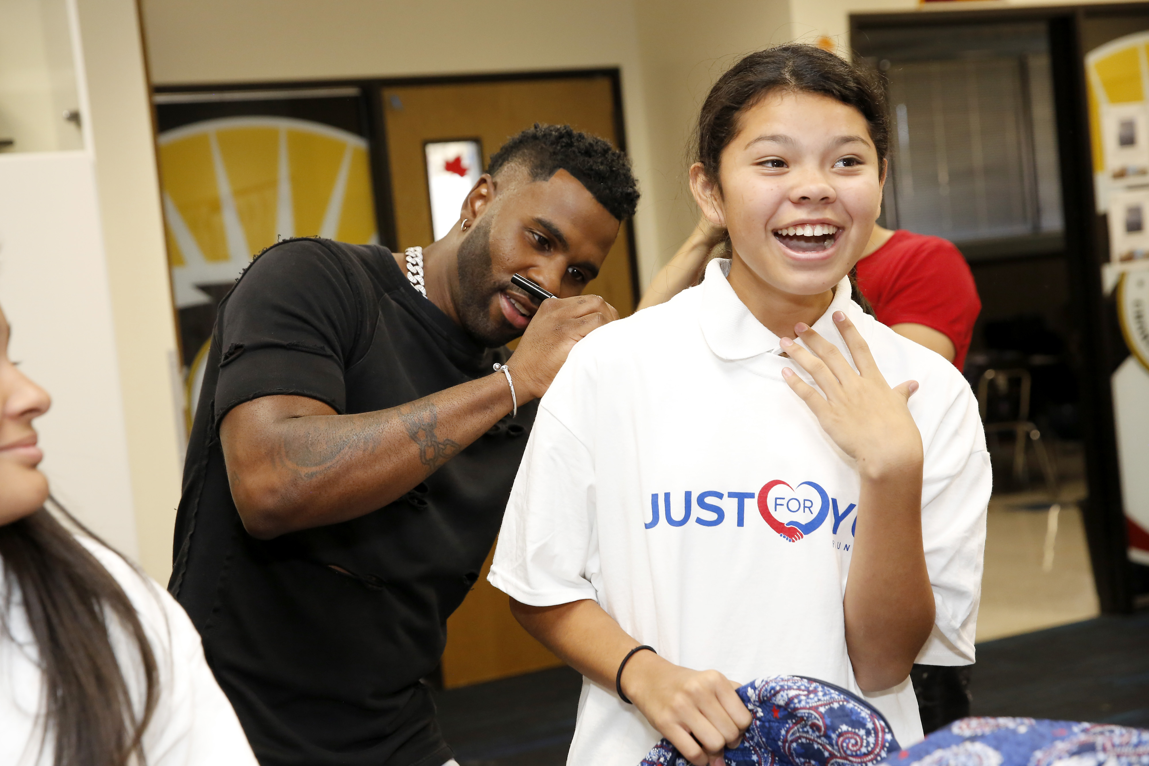 Jason Derulo signing autographs