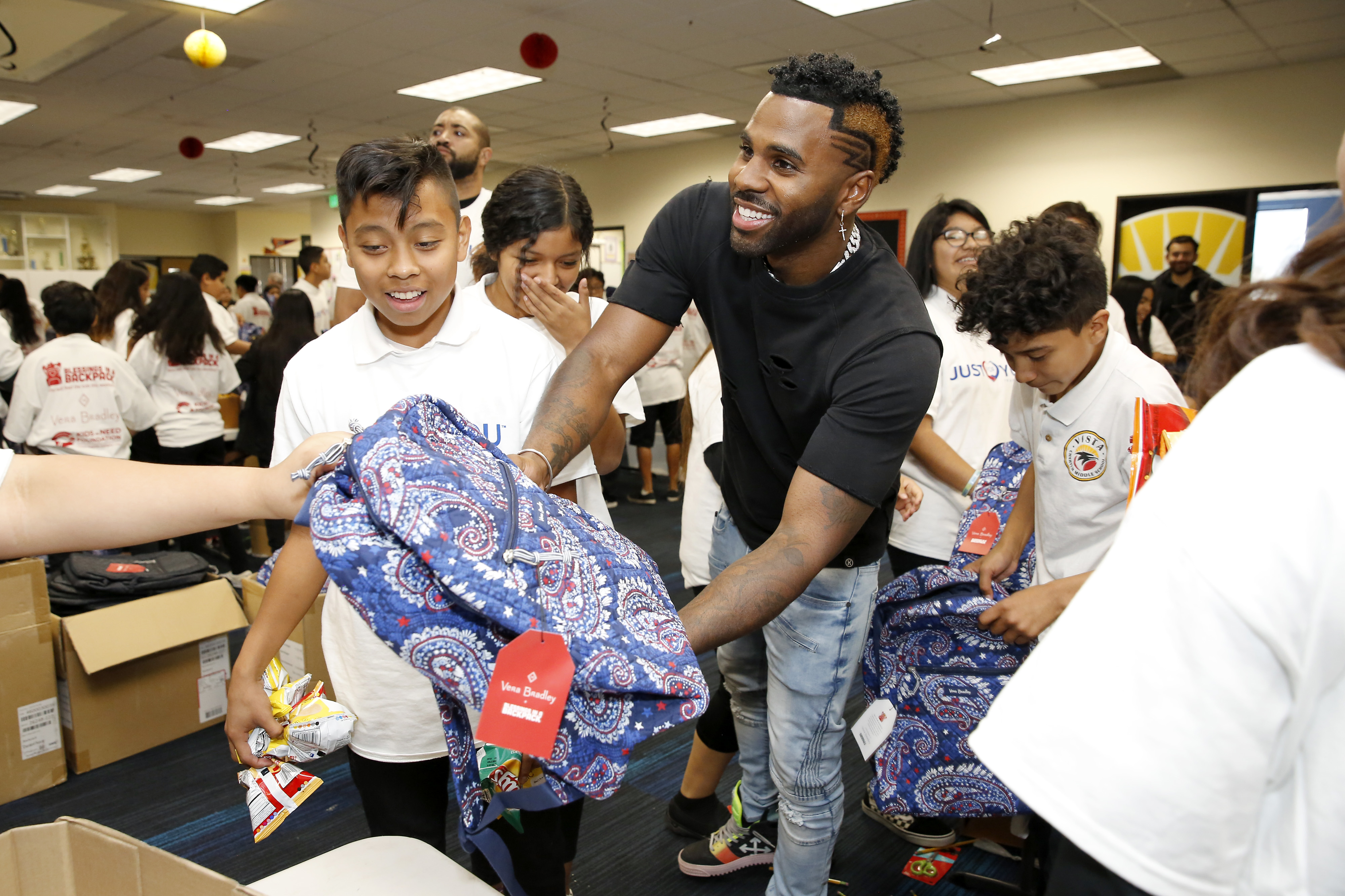 Jason derulo volunteering with Blessings in a Backpack